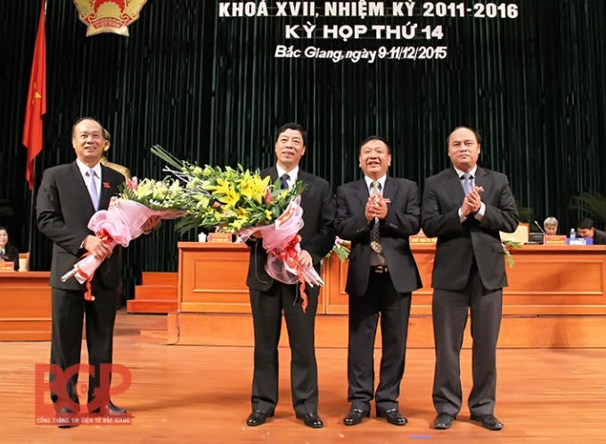 Lãnh đạo tỉnh Bắc Giang tặng hoa chúc mừng ông Bùi Văn Hải được bầu giữ chức Chủ tịch HĐND tỉnh.