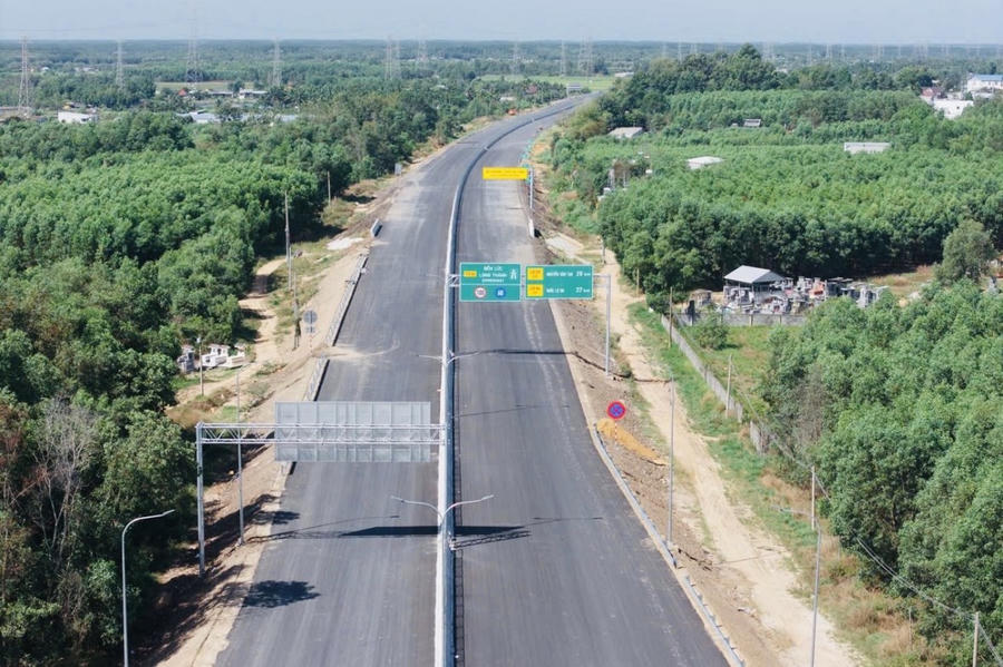 Nhánh phía Đông cao tốc Bến Lức - Long Thành dự kiến thông xe 14km vào ngày 30/4.