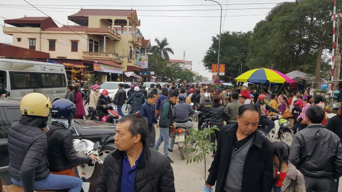 Phiên chợ thu hút khá nhiều nguời về tham quan và mua sắm.