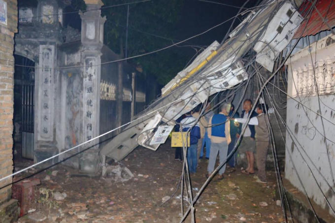 Cây cột điện lớn vị đổ vì vụ nổ. Ảnh Vinh Khoa.