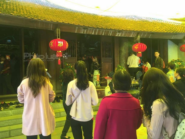 Rất đông người dân đã đến cầu an, cầu may tại đền Voi Phục, ngôi đền nổi tiếng linh thiêng và cổ nhất Hà Nội.