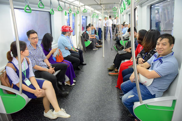 Nhiều người thích thú với đoàn tàu trên cao trong lần đầu trải nghiệm hoạt động vận hành toàn hệ thống.