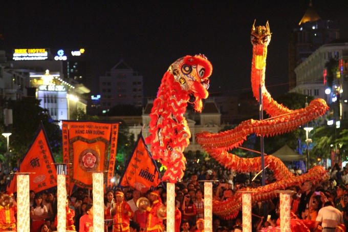 18h30 phút, các chương trình văn nghê đặc sắc đã được bắt đầu tại phố đi bộ Nguyễn Huệ...