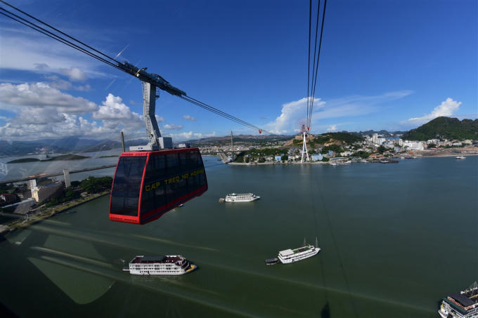 Nắm trong tay hai kỉ lục thế giới, Cáp treo Nữ Hoàng sẽ là một điểm tham quan không thể bỏ qua. Cáp treo đưa bạn di chuyển từ bờ biển Bãi Cháy tới núi Ba Đèo và trải nghiệm cảm giác “bay” trên vịnh Hạ Long.