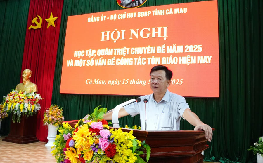 Ông Hồ Trung Việt - Ủy viên BTV Tỉnh ủy, Trưởng Ban Tuyên giáo và Dân vận Tỉnh ủy Cà Mau giới thiệu Chuyên đề tại Hội nghị.