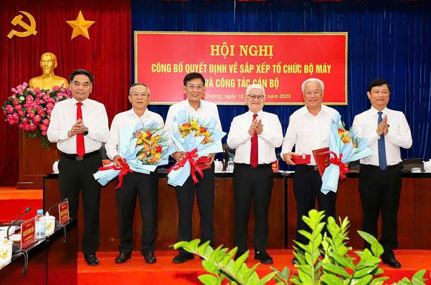 Nhiều cán bộ của Tỉnh uỷ Bình Dương nhận quyết định nghỉ hưu.