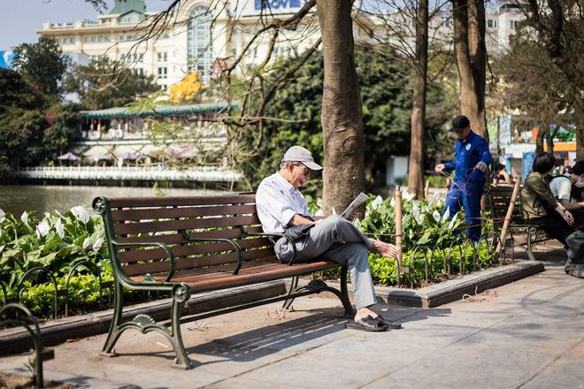 Một cụ khác chăm chú đọc tin tức trong nước.