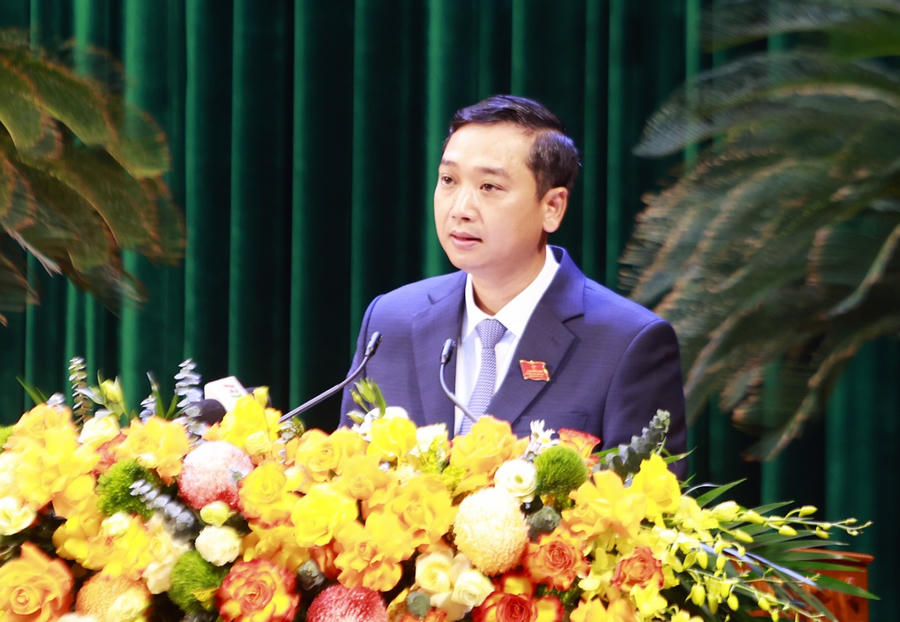 Phó Bí thư Tỉnh ủy, Chủ tịch HĐND tỉnh Nguyễn Việt Oanh phát biểu khai mạc kỳ họp.