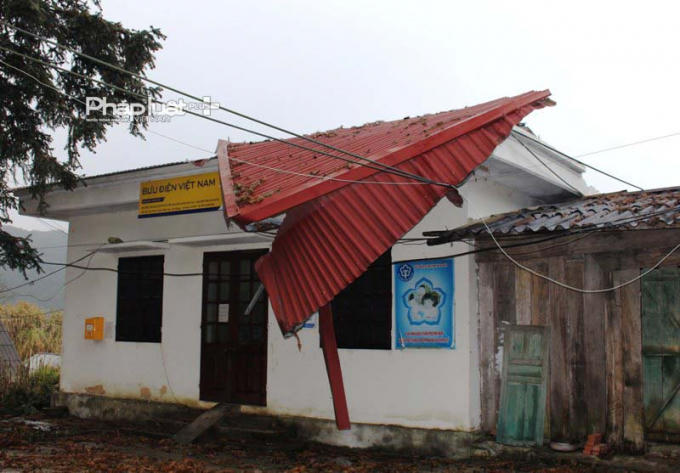 Bưu điện xã Cán Chu Phìn bị tốc mái do gió lốc.