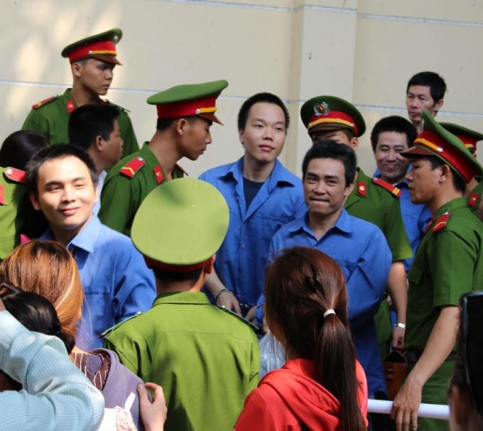 Các bị cáo bị dẫn giải sau phiên tòa.