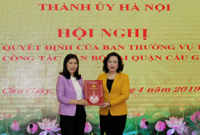 Phó Bí thư Thường trực Thành ủy Ngô Thị Thanh Hằng trao Quyết định cho đồng chí Trần Thị Phương Hoa (bên trái). Ảnh Trọng Toàn.