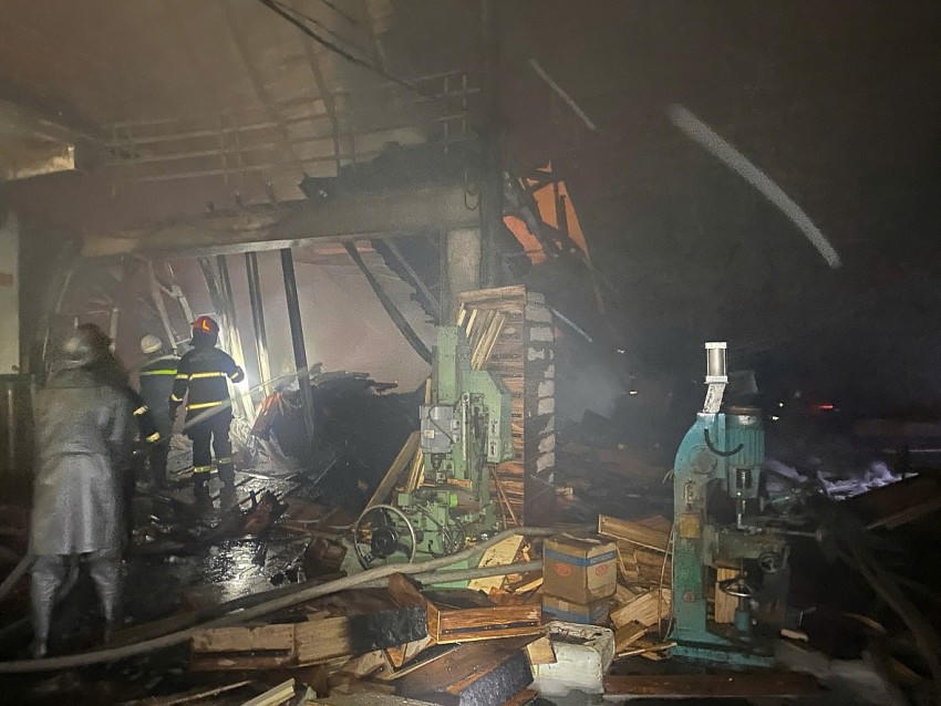 Lực lượng chức năng có mặt kịp thời khống chế đám cháy.