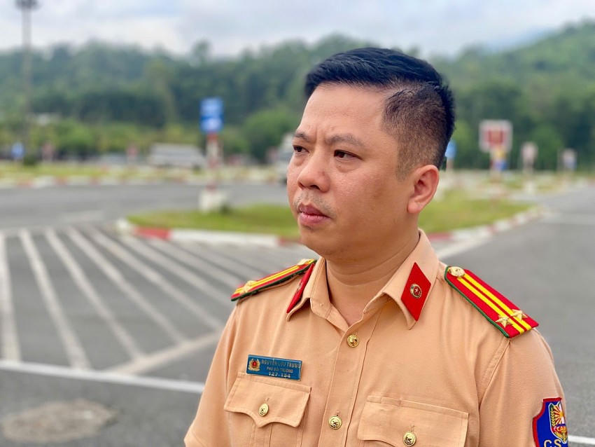 Trung tá Nguyễn Lưu Trung, Phó Đội trưởng Đội Sát hạch, cấp giấy phép lái xe cơ giới đường bộ trao đổi tại kỳ sát hạch.