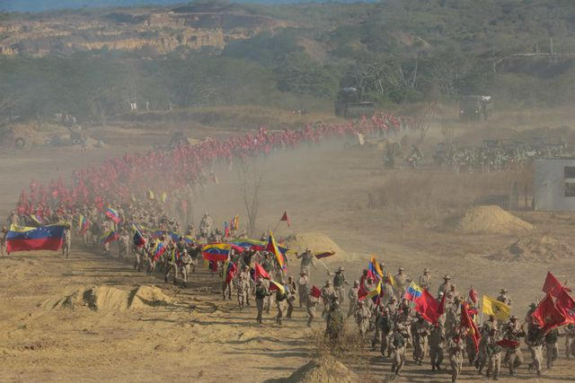 "Chúng ta phải sẵn sàng bảo vệ chủ quyền, độc lập và toàn vẹn lãnh thổ của Venezuela", RT dẫn lời Tổng thống Maduro khi tới căn cứ Guaicaipuro Fort ở bang Miranda.