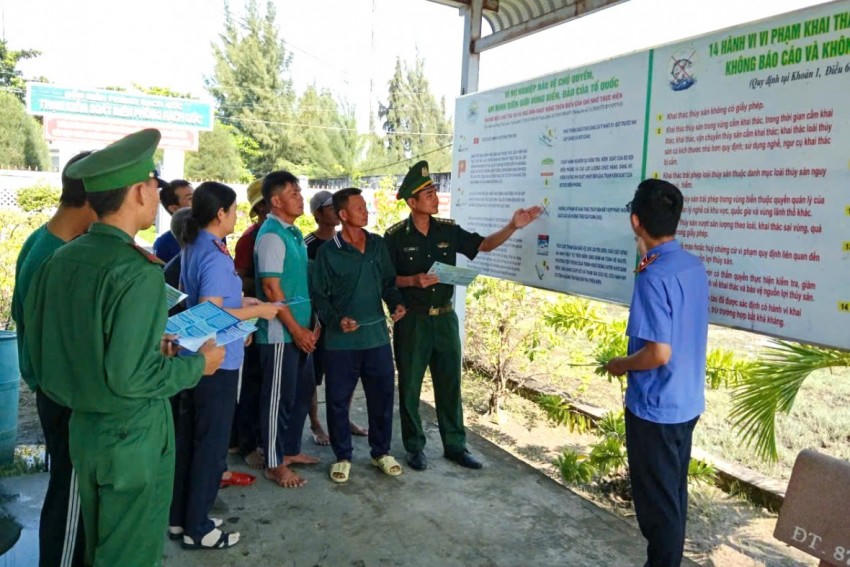 Lực lượng trực tiếp gặp gỡ, trao đổi với ngư dân trước khi vươn khơi