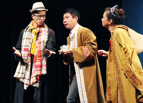 NSƯT Công Lý (giữa), Thu Hường (phải) diễn xuất trong tiểu phẩm "Người giàu cũng khó". Công Lý, Thu Hường vào vai cặp vợ chồng nông dân có miếng đất nằm trong khu vực giải tỏa mở đường cao tốc. Khoản tiền đền bù lớn khiến họ bỗng chốc đổi đời. Cả nhà háo hức thuê thầy dạy cách cư xử, ăn uống, giao tiếp... của giới quý tộc.