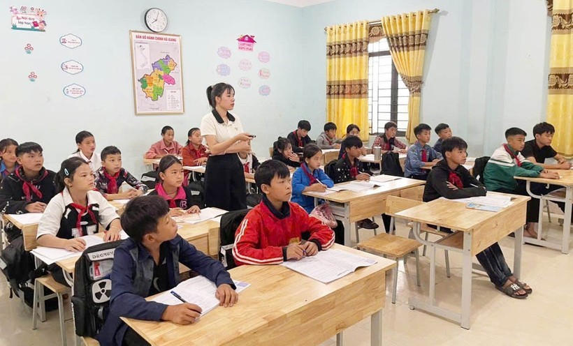 Hơn 300 học sinh ở xã Thàng Tín trở lại trường sau 2 ngày nghỉ do ảnh hưởng mưa lớn.