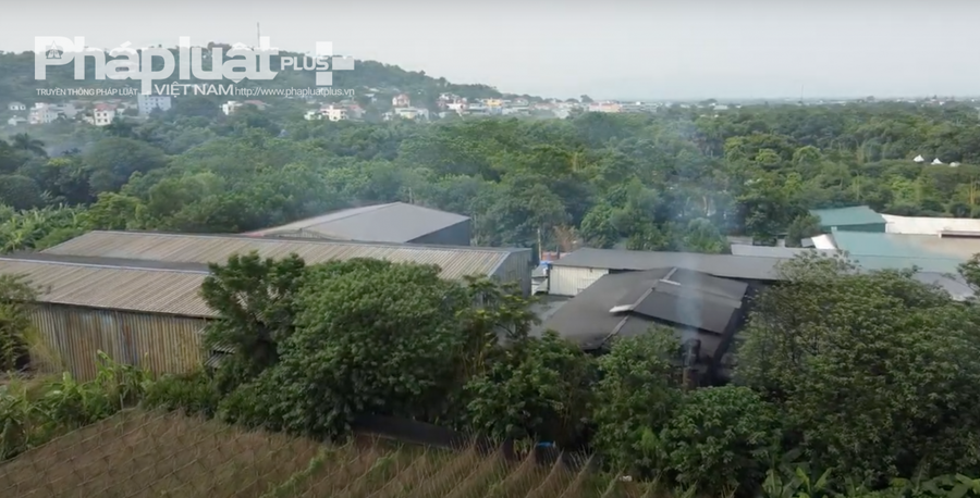 Cột khói màu đen tại một khu nhà xưởng giặt, hấp quần áo.