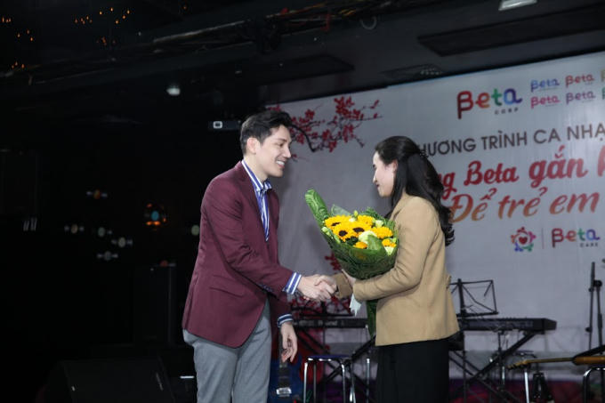 Đại điện Beta Corp – CEO Minh Bùi tặng hoa cho đại diện Viện Huyết học Truyền máu TW.