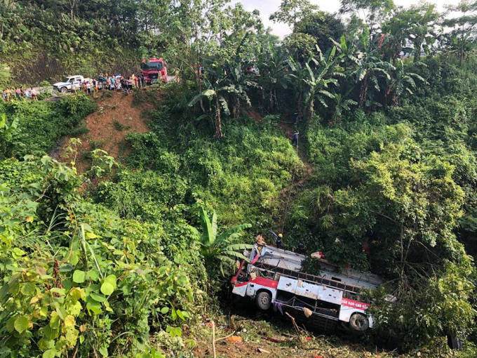 Để tiếp tục tìm kiếm nạn nhân, các lực lượng chức năng phải cẩu chiếc xe khách ra khỏi hiện trường.