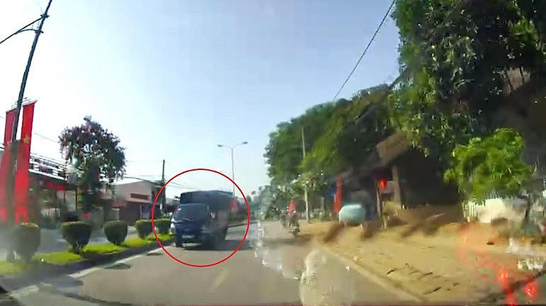 Xe ô tô đi ngược chiều trên tuyến đường có cắm biển “Cấm đi ngược chiều” (ảnh cắt từ video).