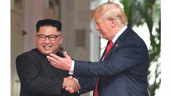 Ông Trump khi chuẩn bị lên máy bay tới Việt Nam.