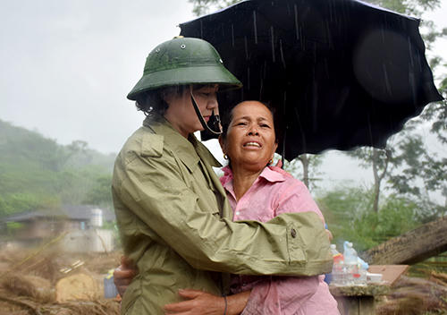 Cái ôm siết ấm lòng người dân bản Tủ với nữ Bí thư.