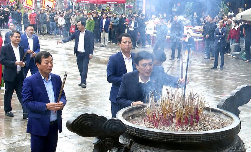 Bí thư Tỉnh uỷ Phú Thọ Bùi Minh Châu dâng hương tại Đền Mẫu Âu Cơ.