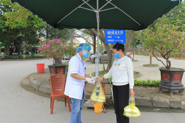 Tất cả người nhà bệnh nhân vào phải đeo khẩu trang, không đeo khẩu trang thì không cho vào viện; mỗi bệnh nhân chỉ một người nhà chăm nuôi, không cho người thăm bệnh nhân.