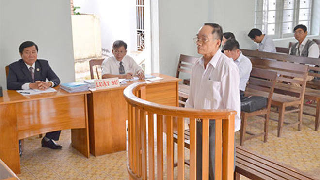 Ông Nguyễn Chí Khanh tại tòa. (Ảnh: báo Bình Thuận)