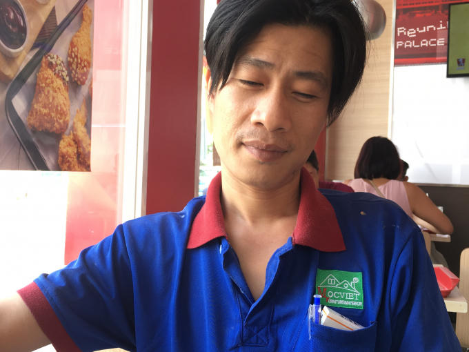 Anh Thìn cho biết, tới đây sẽ cùng vợ về quê sống để được phụng dưỡng mẹ. Ảnh: Tú Anh.