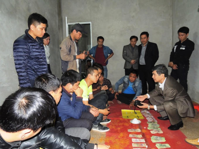Hiện trường nơi các con bạc bị bắt quả tang.