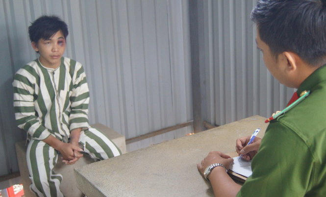 Cơ quan điều tra lấy lời khai của đối tượng Long (Ảnh: báo Tuổi trẻ)