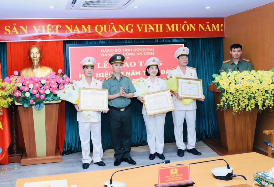 Ba đồng chí được trao Huy hiệu 30 năm tuổi Đảng.