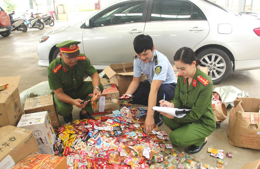 Lực lượng chức năng thu giữ hàng nghìn sản phẩm không rõ nguồn gốc. (Ảnh: Công an Thanh Hoá)