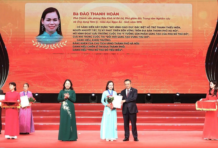 Chị Đào Thanh Hoàn nhận danh hiệu "Công dân Thủ đô ưu tú" năm 2024.