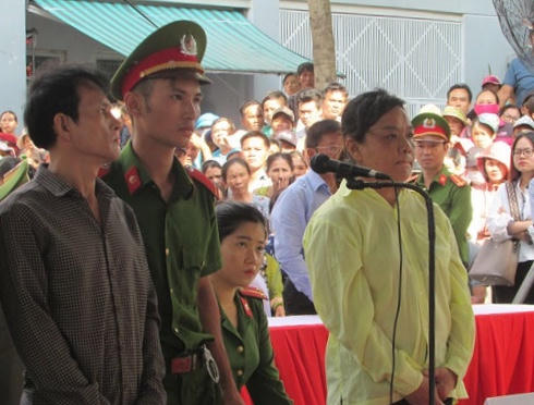 Vợ chồng Dũng - Oanh tại phiên xét xử lưu động của toà án. Ảnh: Dân Việt.