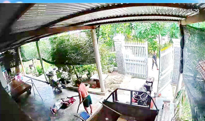 Nạn nhân gục ngã sau khi bị hung thủ chém vào cẳng chân trái. Ảnh : cắt từ camera gia đình ông Lê Anh