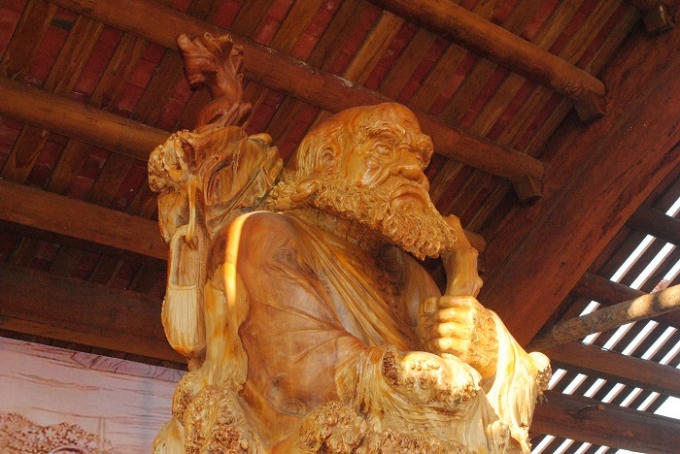 Cận cảnh khuôn mặt, bàn tay tượng Bồ Đề Đạt Ma được chạm trổ tinh xảo.