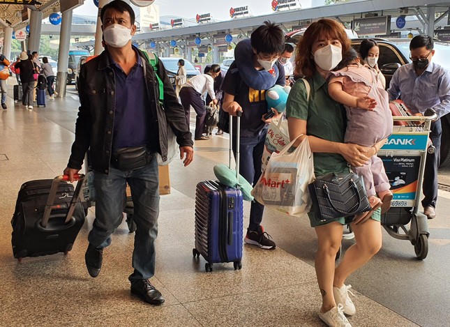 24 tháng Chạp, biển người chen chân về quê ăn Tết ở sân bay Tân Sơn Nhất ảnh 3