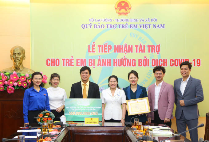 Vợ chồng doanh nhân Phạm Quang Trường và Nguyễn Thị Diễm Hằng phối hợp với quỹ bảo trợ trẻ em của Bộ LĐTB&XH trao số tiền 550 triệu đồng ủng hộ trẻ em.