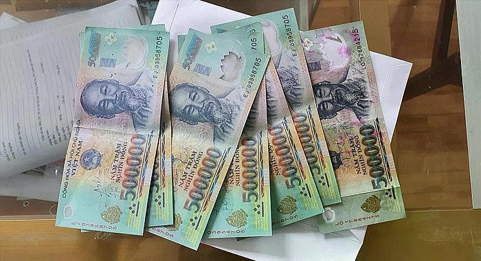 Không trả lại tiền giả, tiền nghi giả cho khách hàng. Hình ảnh mang tính chất minh hoạ.