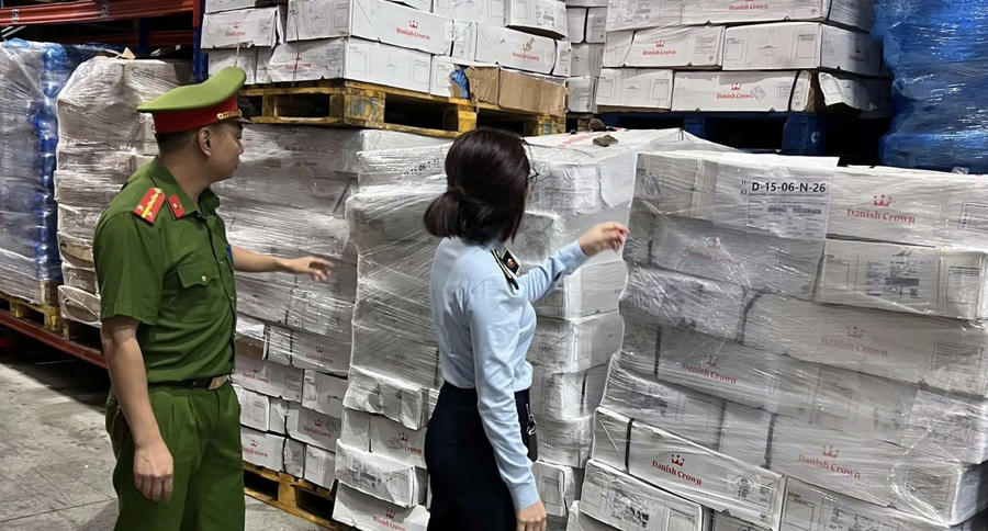 Lực lượng QLTT Hà Nội phối hợp với Công an xã Quang Minh tiến hành khám lô xương lợn đông lạnh của Công ty TNHH thực phẩm Quỳnh Hương. (Ảnh: Dms)