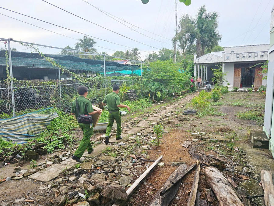 Cán bộ Công an cơ sở trực tiếp mang trang thiết bị, máy móc đến từng nhà đảng viên để thu nhận hồ sơ cấp đổi thẻ.