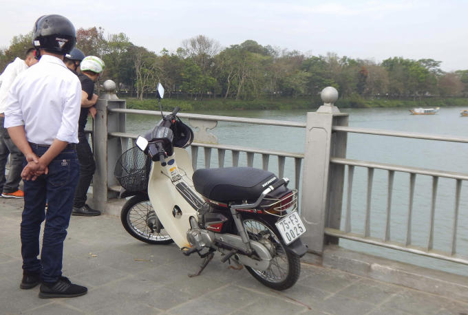 Chiếc xe máy của người đàn ông để lại trên cầu.