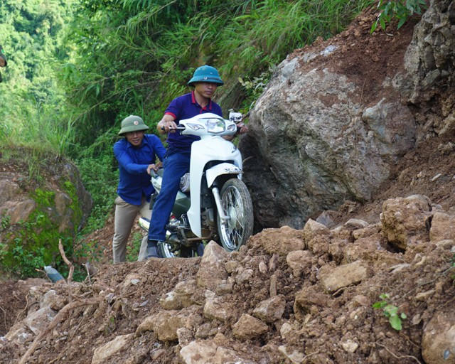 Ch&ecirc;nh v&ecirc;nh đi tr&ecirc;n đường v&agrave;nh đai bi&ecirc;n giới sau b&atilde;o số 3