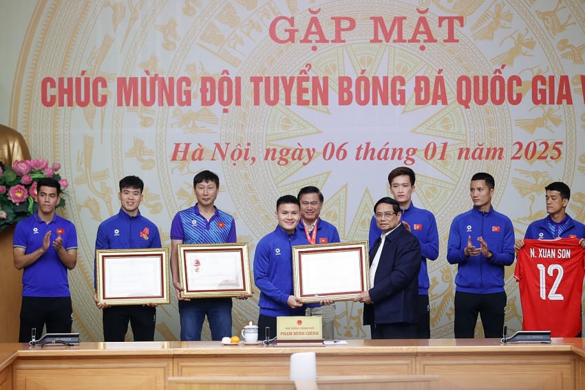 Thủ tướng trao Huân chương Lao động hạng Ba cho cầu thủ Nguyễn Quang Hải. Ảnh: VGP