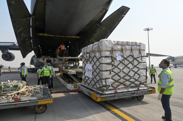 Máy bay vận tải chở vật tư y tế từ Mỹ tới Ấn Độ hôm 30/4 (Ảnh: Reuters).