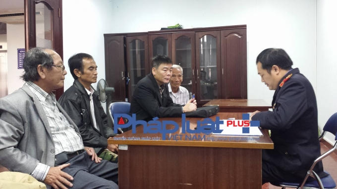 Đại diện gia đình cùng Luật sư Trần Vũ Hải gửi đơn cho cơ quan chức năng