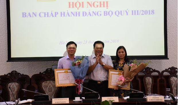 Bộ trưởng Lê Thành Long nhận bằng khen của Đảng ủy Khối các cơ quan Trung ương.